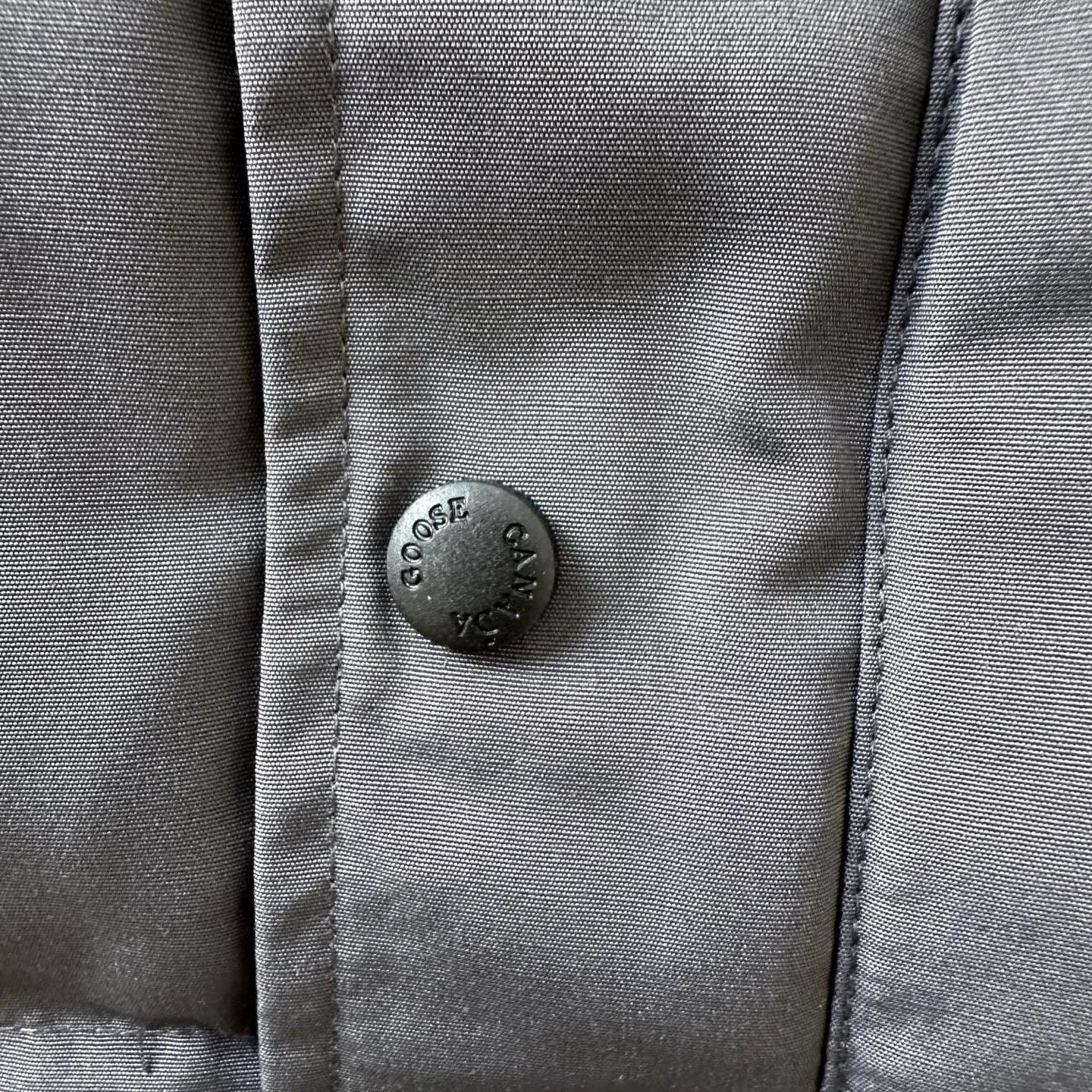 P380 Top real shot - Style number: TT119 Canada Goose has always been recognized as the warmest down jacket. Various Instagram celebrities, Internet celebrities, and celebrities often wear it for street photos. I make Canada Goose every year, but I still can't get rid of my love for the goose. No matter how cold the days are, there is no need to be afraid because of the care of the goose. The down vest is definitely a concave shape in autumn and winter. It is a trading company order model, exclusively launched! The purchase at the counter is the same as the genuine original clothes. Pay attention to the matching. There is velvet on the back collar, which is more warm. There is a zippered hidden pocket on the inside, and the genuine net pocket is synchronized inside. You need to compare the genuine products at any time. All the accessories are custom-made from the original factory. 1️⃣Fabric: Domestic exclusive Japanese original fabric with characteristics: waterproof, drill-proof, anti-fading, 24-count calendered woolen surface (waterproof level conforms to the ball raincoat level) 2️⃣Down: national standard 80 white duck down Supports identification (many on the market are 50 velvet and recharged in order) with better thermal insulation performance, light and not heavy, and good recovery of fluffiness after compression!  3️⃣Zipper: Original factory customized zipper with clear engraving and perfect texture. Original customized authentic YKK military-grade copper core zipper puller that can withstand hundreds of thousands of pulls. 4️⃣Embroidery: Imported new Behringer embroidery machine customized with 10,000-needle electric embroidery, full/three-dimensional/clear! 5️⃣: 400D high-density count liner fabric in the inner liner completely eliminates the problem of velvet leakage and velvet leakage. In the down woven category, there is no bragging. There is currently almost no one that can do better than us! Make an original product with care, so that every customer has the confidence to introduce it to his customers: This is the top replica version in China. A good product does not need too much soft text to set it off. Color: black, gray, off-white, size: Please note that slight color differences on the product are normal and will not be used as a reason for return or exchange. #Due to different monitor display pixels and external factors such as shooting lighting